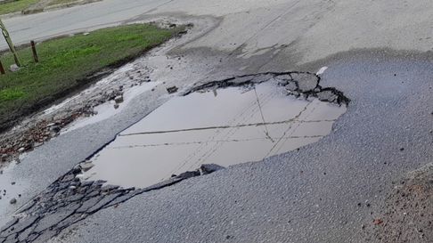 El pozo lleno de agua en Los Hornos es un peligro para todos quienes transitan la zona El pozo lleno de agua en Los Hornos es un peligro para todos quienes transitan la zona