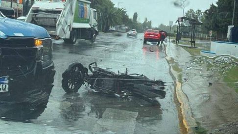 un motociclista resbalo con su vehiculo en gonnet y esta grave un motociclista resbalo con su vehiculo en gonnet y esta grave