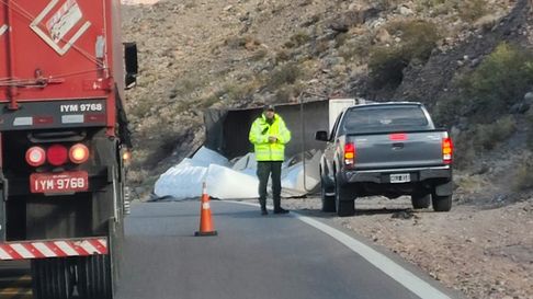 Un accidente en Alta Montaña demora el tránsito. Un accidente en Alta Montaña demora el tránsito.