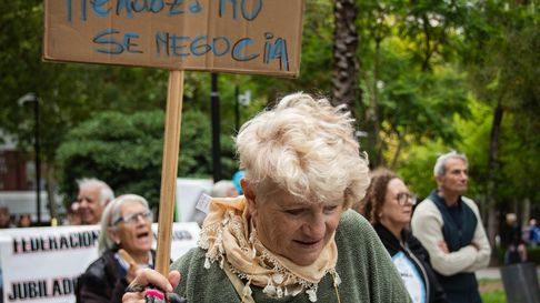 Los jubilados de Mendoza están desamparados por el PAMI, que no les da respuesta ante la falta de medicamentos. Los jubilados de Mendoza están desamparados por el PAMI, que no les da respuesta ante la falta de medicamentos.