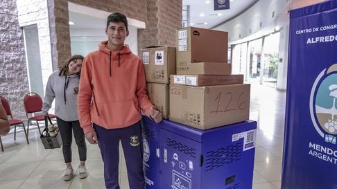 La capacitación contempla la liberación horaria de docentes y el acompañamiento de un referente tecnológico por escuela. La capacitación contempla la liberación horaria de docentes y el acompañamiento de un referente tecnológico por escuela.