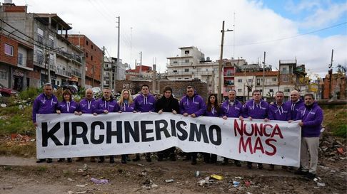 Javier Milei lanzó la campaña “Kirchnerismo Nunca Más” y generó controversia por usar la estética del histórico informe sobre la dictadura. Javier Milei lanzó la campaña “Kirchnerismo Nunca Más” y generó controversia por usar la estética del histórico informe sobre la dictadura.