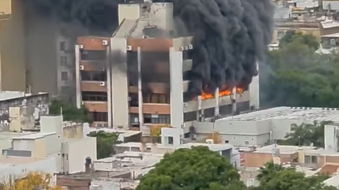 Apross se prendió fuego. Apross se prendió fuego.