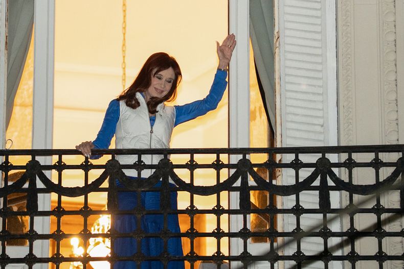 Elecciones 2025: Cristina Kirchner bailó en el balcón de su casa, frente a una militancia con bronca por el resultado Elecciones 2025: Cristina Kirchner bailó en el balcón de su casa, frente a una militancia con bronca por el resultado