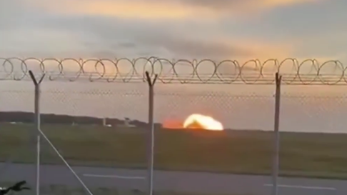 El video de la caída del avión es realmente impactante. El video de la caída del avión es realmente impactante.