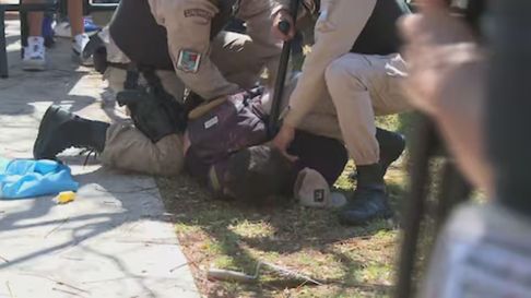 La visita de Javier Milei a Santa Fe terminó con detenidos por incidentes. La visita de Javier Milei a Santa Fe terminó con detenidos por incidentes.