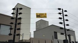 A raíz de la inseguridad, cada vez más vecinos de La Plata recurren a electrificar los cercos perimetrales A raíz de la inseguridad, cada vez más vecinos de La Plata recurren a electrificar los cercos perimetrales