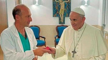 El papa Francisco murió en la residencia de Santa Marta con la misma austeridad de la que hizo gala toda su vida.&nbsp;