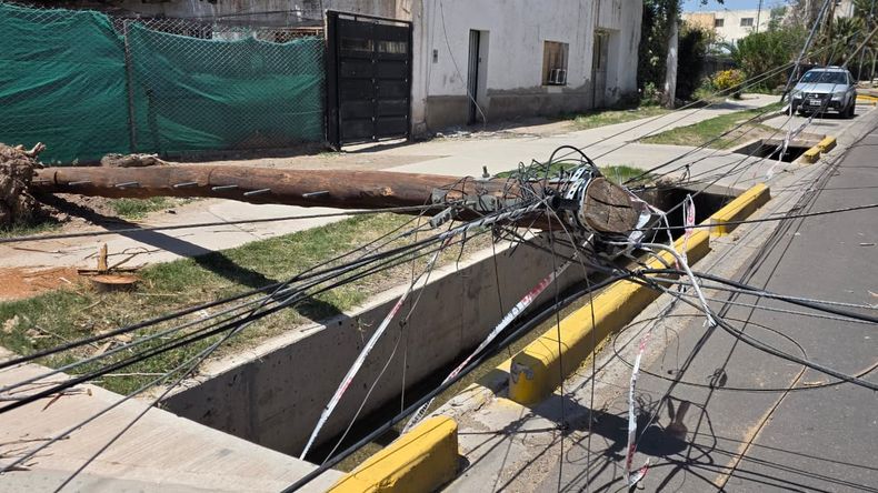 Poste de luz caído en Guaymallén tras el viento Zonda del 20 de noviembre.