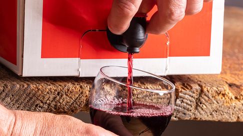 El vino en tetra o su versión aggiornada, bag in box, sostienen el consumo en medio de la crisis económica, según datos del INV. El vino en tetra o su versión aggiornada, bag in box, sostienen el consumo en medio de la crisis económica, según datos del INV.