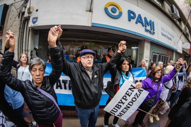 Los jubilados llevaron a la Justicia la batalla contra el libertario que conduce el PAMI y se niega a entregar los remedios gratuitos. 