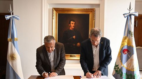 Comunidades mapuche y huarpes rechazaron el protocolo minero que firmaron Alfredo Cornejo y Claudio Avruj. Comunidades mapuche y huarpes rechazaron el protocolo minero que firmaron Alfredo Cornejo y Claudio Avruj.