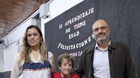 La abuela posando con su diploma en su escuela. La abuela posando con su diploma en su escuela.