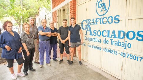 Parte de la plantilla de empleados de Gráficos Asociados, la primera empresa recuperada de Mendoza. Parte de la plantilla de empleados de Gráficos Asociados, la primera empresa recuperada de Mendoza.