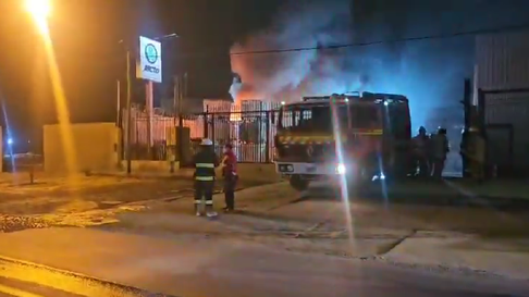 importante incendio en guaymallen: se prenden fuego agroquimicos y piden arena para combatir importante incendio en guaymallen: se prenden fuego agroquimicos y piden arena para combatir