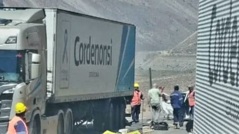 Accidente entre un auto y un camión en el cruce a Chile. Accidente entre un auto y un camión en el cruce a Chile.