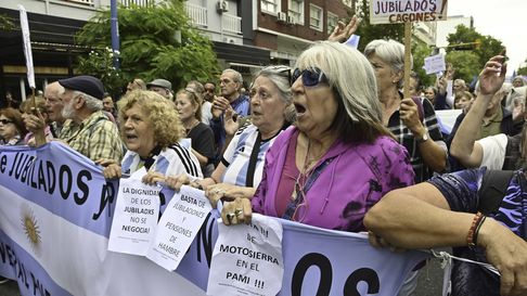 A diferencia de la semana anterior, la protesta de jubilados transcurrió sin los graves incidentes que habían dejado un saldo de heridos y detenidos. A diferencia de la semana anterior, la protesta de jubilados transcurrió sin los graves incidentes que habían dejado un saldo de heridos y detenidos.