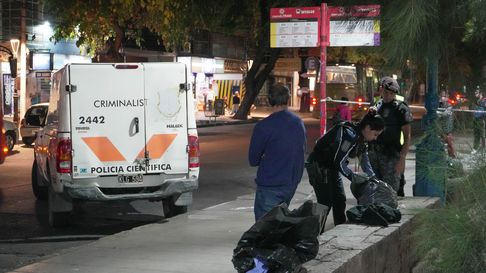 un trabajador de la legislatura esperaba un colectivo en la plaza independencia, se desvanecio y murio un trabajador de la legislatura esperaba un colectivo en la plaza independencia, se desvanecio y murio