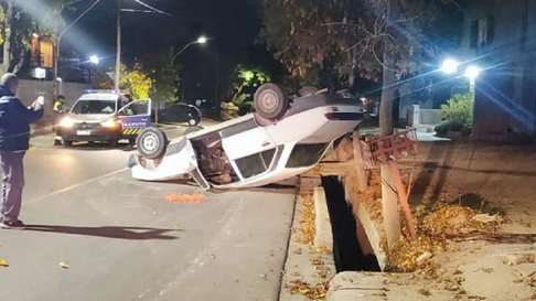 Un vuelco de película ocurrió esta madrugada en Guaymallén. Un vuelco de película ocurrió esta madrugada en Guaymallén.