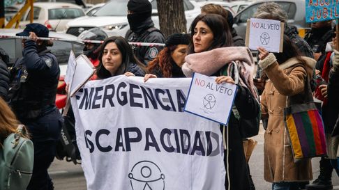 La Emergencia en Discapacidad es ley desde agosto del año pasado, pero Milei la vetó, el Congreso la confirmó, y ahora la reglamentó. La Emergencia en Discapacidad es ley desde agosto del año pasado, pero Milei la vetó, el Congreso la confirmó, y ahora la reglamentó.