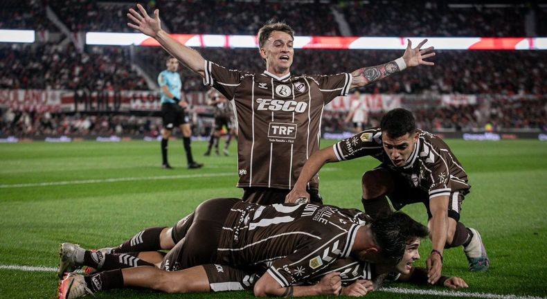 Platense eliminó a River y se metió en semifinales del Apertura