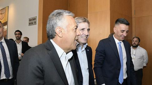 El gobernador Alfredo Cornejo junto al ministro de Economía de la Nación, Luis Caputo y el intendente de Guaymallén, Marcos Calvente. El gobernador Alfredo Cornejo junto al ministro de Economía de la Nación, Luis Caputo y el intendente de Guaymallén, Marcos Calvente.