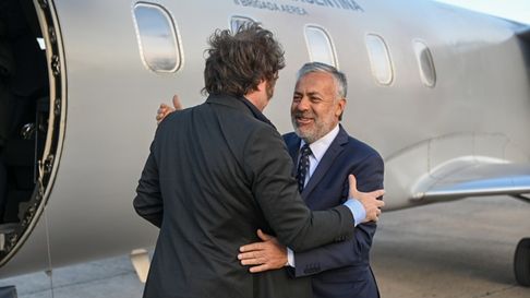 Alfredo Cornejo y Javier Milei aun no abrochan un acuerdo electoral entre la UCR y La Libertad Avanza Alfredo Cornejo y Javier Milei aun no abrochan un acuerdo electoral entre la UCR y La Libertad Avanza