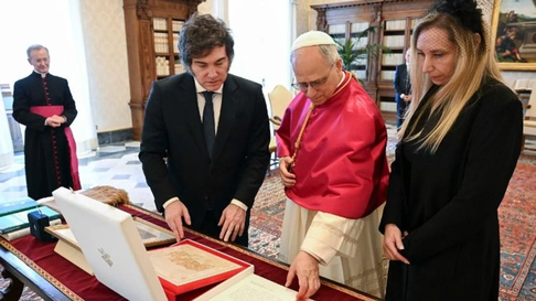 Javier Milei durante el encuentro con el papa en el Vaticano Javier Milei durante el encuentro con el papa en el Vaticano