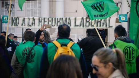 Postal de la protesta gremial en la Legislatura por la Reforma del Estatuto del Empleado Público. Postal de la protesta gremial en la Legislatura por la Reforma del Estatuto del Empleado Público.