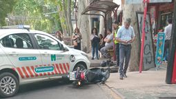 Dos personas fueron detenidas tras robar una moto estacionada. Dos personas fueron detenidas tras robar una moto estacionada.