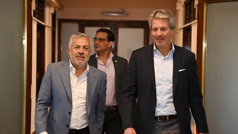 Alfredo Cornejo y el ex secretario coordinador de Producción Juan Paz en Casa de Gobierno. Detrás, Diego Chaher. Alfredo Cornejo y el ex secretario coordinador de Producción Juan Paz en Casa de Gobierno. Detrás, Diego Chaher.