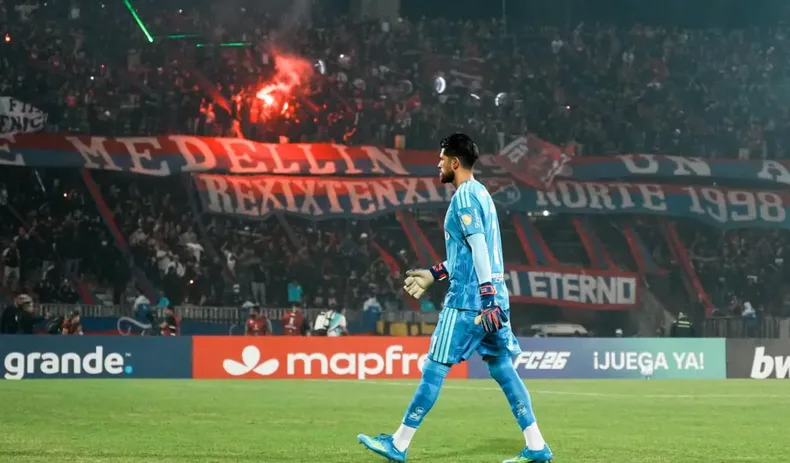 Los hinchas de Independiente de Medellín invadieron el campo de juego y el partido frente a Flamengo quedó suspendido. Resta saber la decisión de CONMEBOL Los hinchas de Independiente de Medellín invadieron el campo de juego y el partido frente a Flamengo quedó suspendido. Resta saber la decisión de CONMEBOL