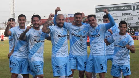 Luciano Machin, de cabeza, le dio el triunfo a Villa San Carlos en Laferrere Luciano Machin, de cabeza, le dio el triunfo a Villa San Carlos en Laferrere