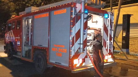 una familia perdio todo en un incendio y pide donaciones en berisso una familia perdio todo en un incendio y pide donaciones en berisso