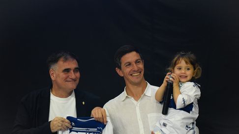 Ignacio Fernández es nuevo refuerzo de Gimnasia. Posa junto a su hija y el presidente Carlos Anacleto Ignacio Fernández es nuevo refuerzo de Gimnasia. Posa junto a su hija y el presidente Carlos Anacleto