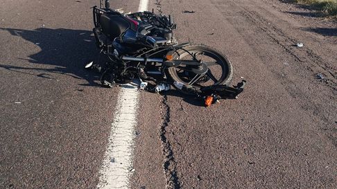El motociclista impactó contra el asfalto tras el violento impacto El motociclista impactó contra el asfalto tras el violento impacto