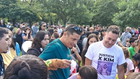 Los padres de Kim Gómez en Meridiano V junto a la gente que se acercó a acompañar Los padres de Kim Gómez en Meridiano V junto a la gente que se acercó a acompañar