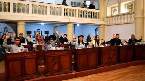 El Concejo Deliberante de Guaymallén debe dictar sentencia dentro de los quince días. Sólo hay dos caminos posibles: absolución o destitución. El Concejo Deliberante de Guaymallén debe dictar sentencia dentro de los quince días. Sólo hay dos caminos posibles: absolución o destitución.