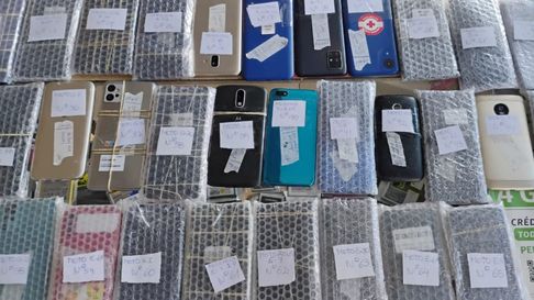 Algunos de los celulares decomisados en el comercio de Guaymallén Algunos de los celulares decomisados en el comercio de Guaymallén