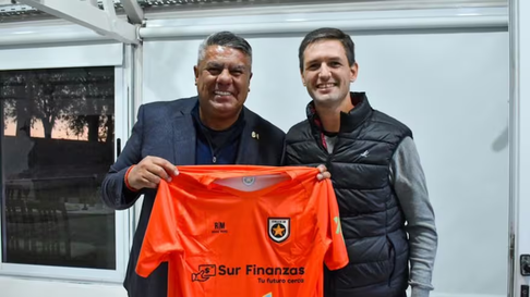 Tapia y Nicolás Mantegazza con la camiseta de Estrella del Sur Tapia y Nicolás Mantegazza con la camiseta de Estrella del Sur