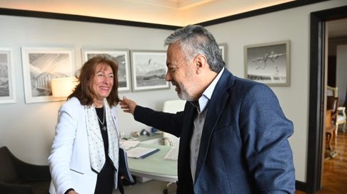 Esther Sánchez, rectora de la UNCuyo, firmó el acuerdo con Irrigación para colaborar con Mekorot. El Gobierno de Alfredo Cornejo continuó con el plan. Esther Sánchez, rectora de la UNCuyo, firmó el acuerdo con Irrigación para colaborar con Mekorot. El Gobierno de Alfredo Cornejo continuó con el plan.