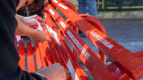 La Facultad de Educación de la UNCUYO recordó a Johana Chacón con un banco rojo y la presentación del libro Por ellas, por todas. La Facultad de Educación de la UNCUYO recordó a Johana Chacón con un banco rojo y la presentación del libro Por ellas, por todas.
