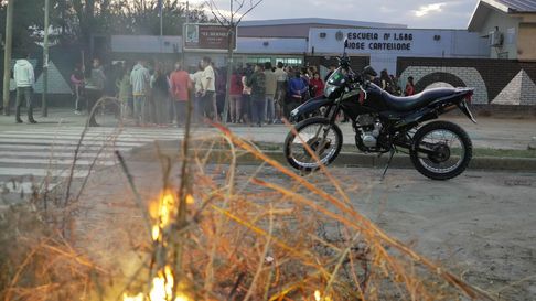 Padres exigieron respuestas frente a la puerta de la escuela. Padres exigieron respuestas frente a la puerta de la escuela.