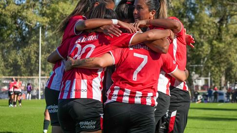 El equipo femenino de Estudiantes de La Plata se abraza después de la victoria El equipo femenino de Estudiantes de La Plata se abraza después de la victoria