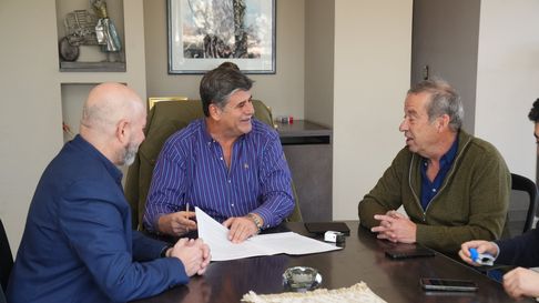 Mario Abed, intendente de Junín, junto a uno de los directores del IPV Héctor Ruiz, y ex intendente de Junín. Mario Abed, intendente de Junín, junto a uno de los directores del IPV Héctor Ruiz, y ex intendente de Junín.