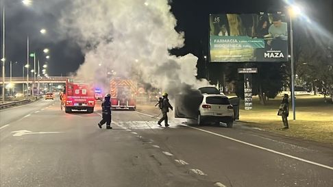 Servicios de emergencia acudieron para sofocar el incendio en pleno Acceso Este Servicios de emergencia acudieron para sofocar el incendio en pleno Acceso Este