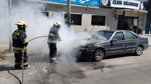 Así sofocaban el incendio los bomberos del Cuartel Central de La Plata en la avenida 60 y 24 Así sofocaban el incendio los bomberos del Cuartel Central de La Plata en la avenida 60 y 24