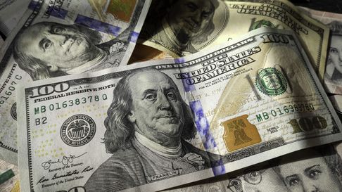 Fuerte caída en el precio del dólar en el mercado. Fuerte caída en el precio del dólar en el mercado.