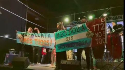 Fiel a su militancia contra la megaminería, Karamelo Santo brindó el escenario para arengar contra el proyecto San Jorge. Fiel a su militancia contra la megaminería, Karamelo Santo brindó el escenario para arengar contra el proyecto San Jorge.