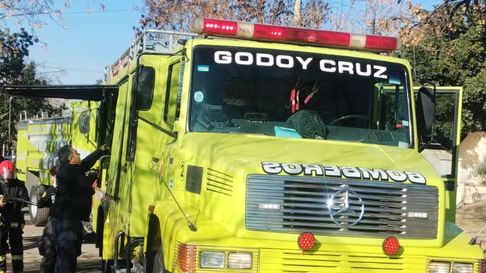 Bomberos de Godoy Cruz trabajan en el incendio en la vivienda. Bomberos de Godoy Cruz trabajan en el incendio en la vivienda.